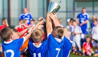 Fotballturnering for barn. Pokal. Jubel og seier.