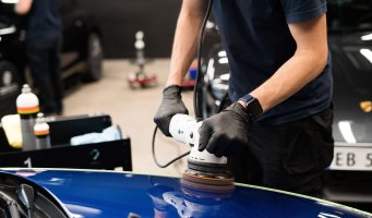 Bildet viser en som maskinpolerer en bil