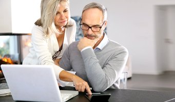 Et eldre par regner på pensjonen sin.