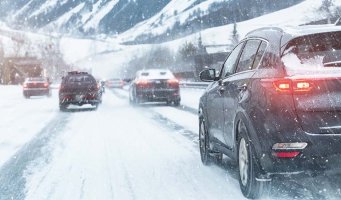 Flere biler på bilvei ned fra fjellet.