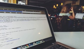 En laptop på en kafé
