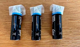 Batteripoler som er teipet. Foto: Stenvold