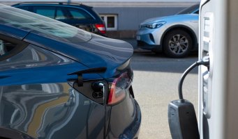 Tesla som lader.