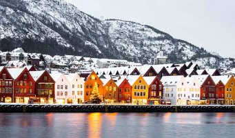 Bergen. Brygge. Vinter. Vann. Snø