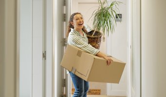Ung jente som flytter inn i leilighet.