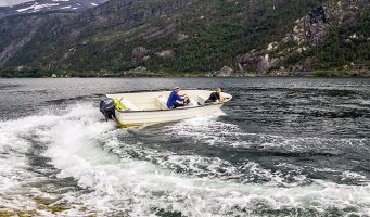 Motorbåt. Høy fart.