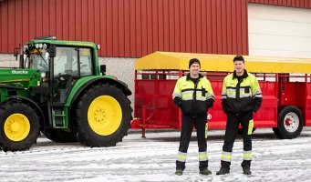 Bøndene på nabogårdene Solem og Negard Lykkja i Meldal i Trøndelag. Foto: Arnhild Myklegard
