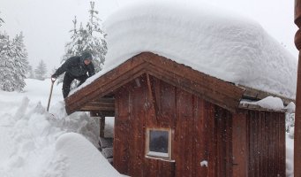 Bod med mye snø på taket