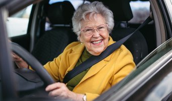 Eldre dame bak rattet i en bil