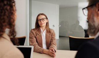 Jobbintervju. To stykker intervjuer en dame.