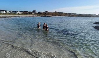 Isbadere på Åkrasanden på Karmøy