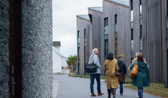Gruppe på 5 på vei til boligbefaring.