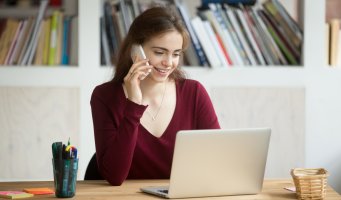 Bildet viser en kvinne som snakker i telefon