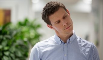 Mann, blå skjorte, kontor, vondt i nakken