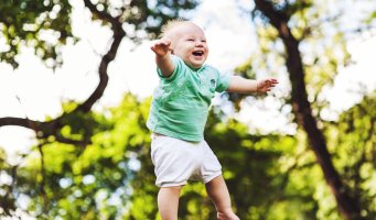 Glad baby, trær