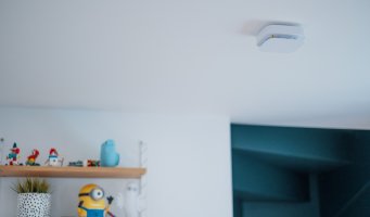 Smart røykvarsler i taket på et moderne hus