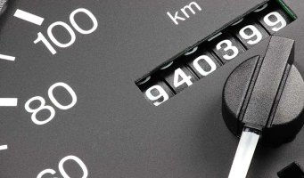 Kilometerteller på dashboard i en bil