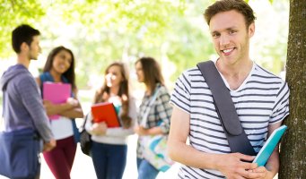 Studenter som snakker og smiler.