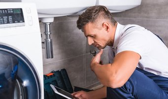 Rørlegger som leter etter dokumenter på iPad