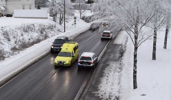 Utrykning. Vei. Vinter. Ambulanse. Biler.