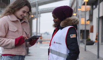 Bildet viser Røde Kors som driver med feltverving. Foto: Røde Kors