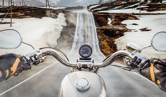 Motorsykkel. På veien. Snø. Sykkelhansker