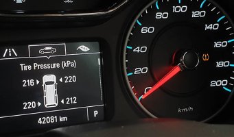 Dashbord i bil.