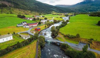 Bondegård med stor elv i Viksdalen.