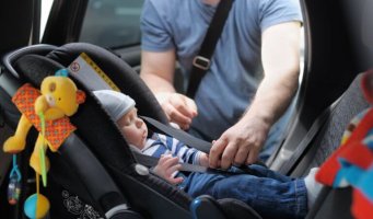 baby i bilen