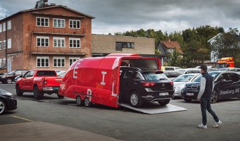 Rebil henter en bruktbil og kjører den inn i en biltilhenger.