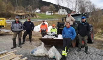 Bildet viser Naustdal Bondelag som har ryddet plast.