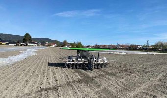 Lukeroboten Farmdroid i åker.