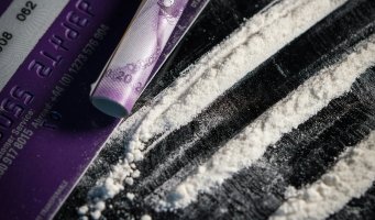 Striper med kokain på et bord.