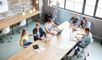 Lite kontormiljø i møte.