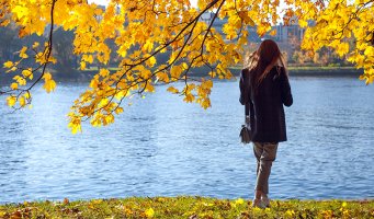 Dame på tur ute i naturen.