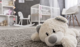 Bamse på gulvet. Barnerom. Krybbe. Teppe