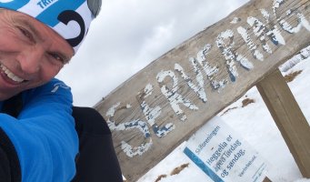 Mann på skitur, glad, skilt, snø, overskyet