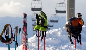 Ski og staver. Hansker og skihjelm. Skiheis. Snø