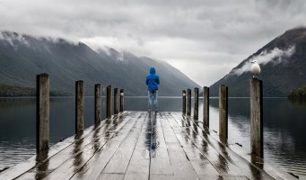 Brygge. Fjord. Regn og skyer.