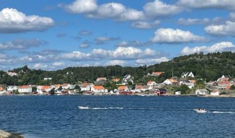 Båter på sjøen. Sommer. Hytter.