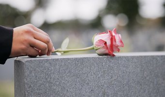 Rose blir lagt på gravstøtte.