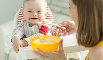 Bildet viser en mor som mater en baby