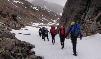 Skoleklasse på tur i fjellet.
