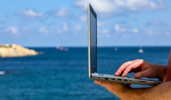 Mann på jobbreise som avsluttes på standen.