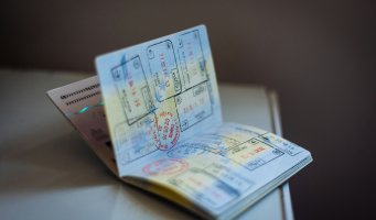 Et oppslått pass ligger på et bord