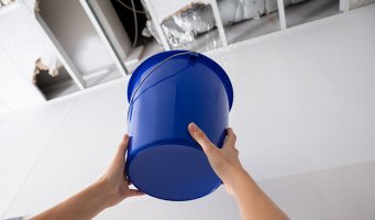 vannlekkasje fra tak på bad