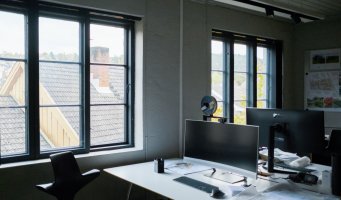Dame som er ferdig med arbeidsdagen før feriedager