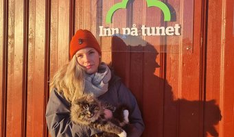 Siv Bjørkedal-Åsvestad holder kanin.
