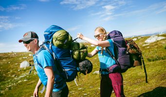 På tur. DNT. Ryggsekk. Sol. Fjell.