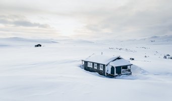 Vinterhytte isolert på fjellet.